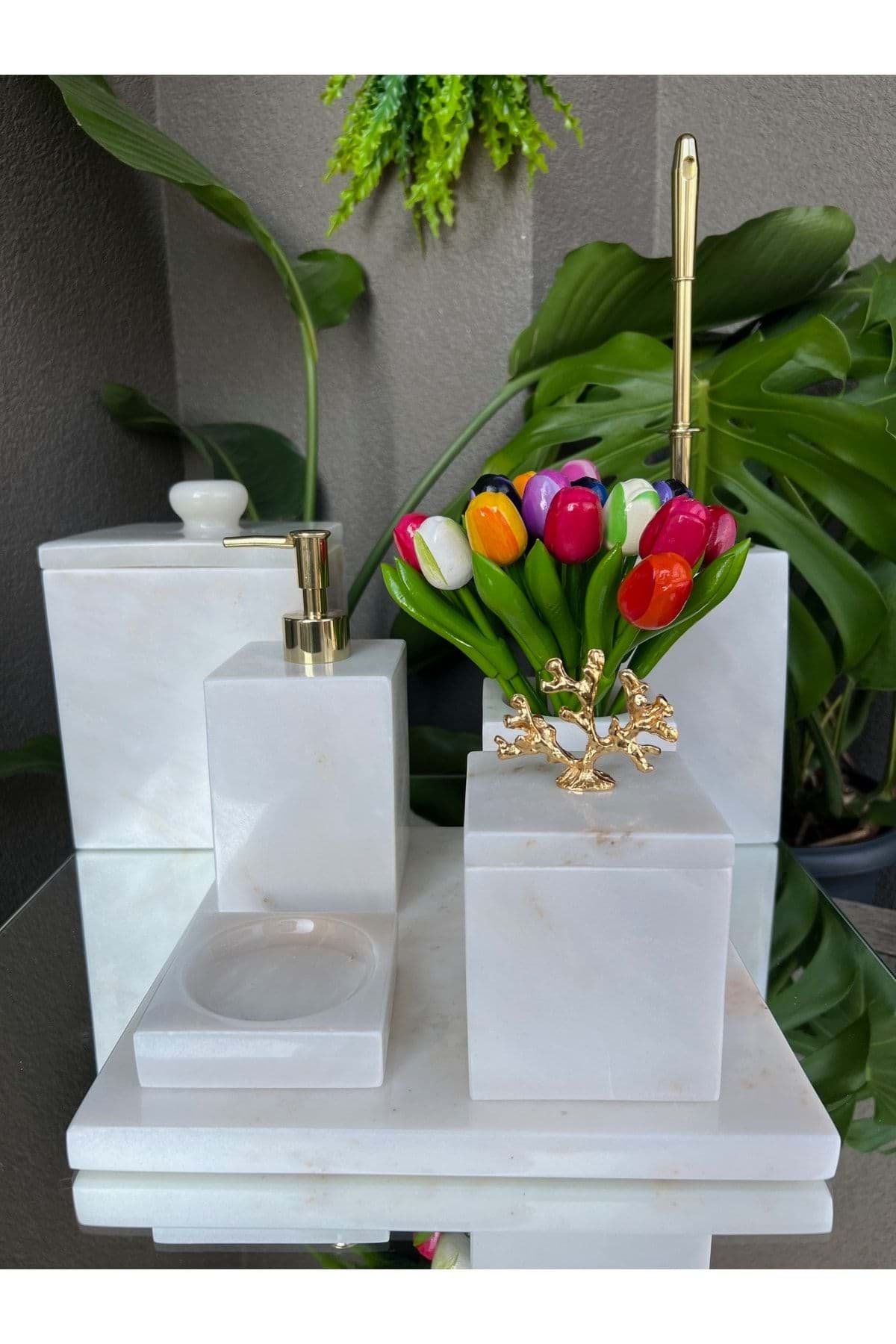 Dekoratif Beyaz Mermer Gold Mercan Detaylı 7 Li Kare Banyo Seti Takımı resmi