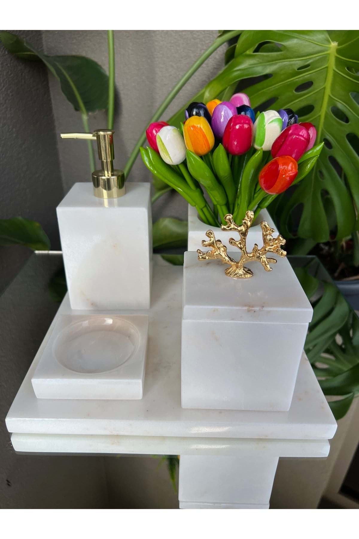 Dekoratif Beyaz Mermer Düz Kare Gold Mercan Detaylı 5 Li Banyo Seti Takımı resmi