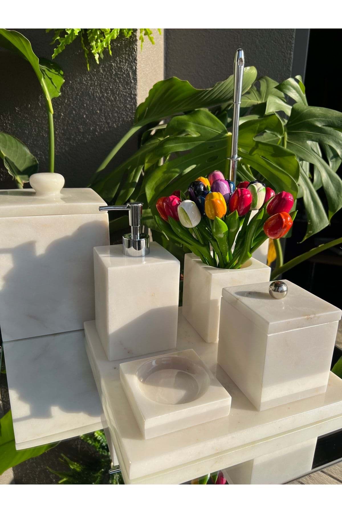 Dekoratif Beyaz Mermer Gümüş Top Detaylı 7 Li Kare Banyo Seti Takımı resmi