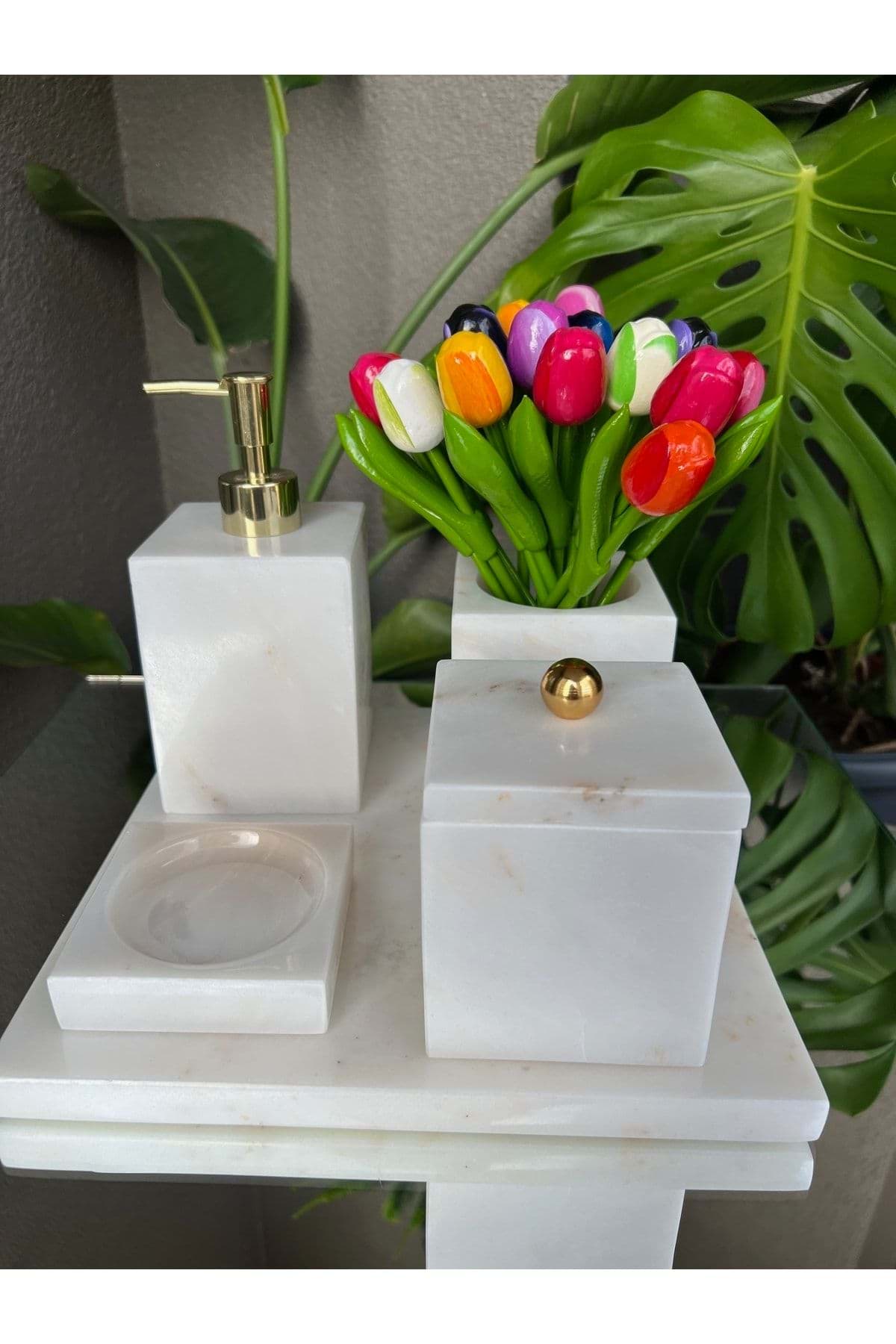 Dekoratif Beyaz Mermer Düz Kare Gold Top Detaylı 5 Li Banyo Seti Takımı resmi