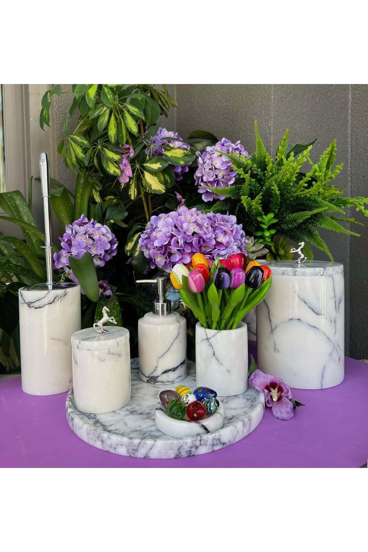 Dekoratif Leylak Beyaz Mermer Gümüş At Detaylı 7 Li Banyo Seti Takımı resmi