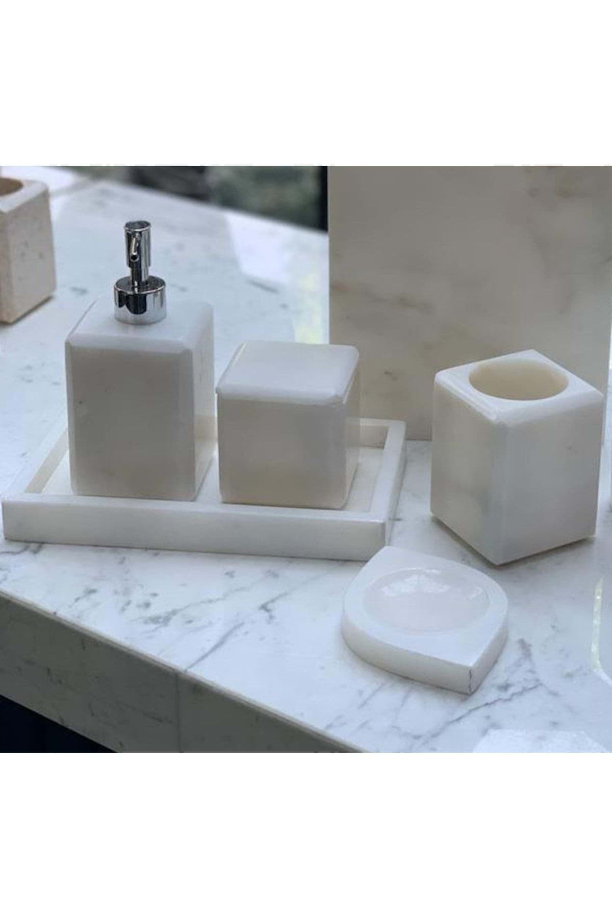 Dekoratif Beyaz Mermer Düz Kareli Silver Detaylı 5 Li Banyo Seti Takımı resmi