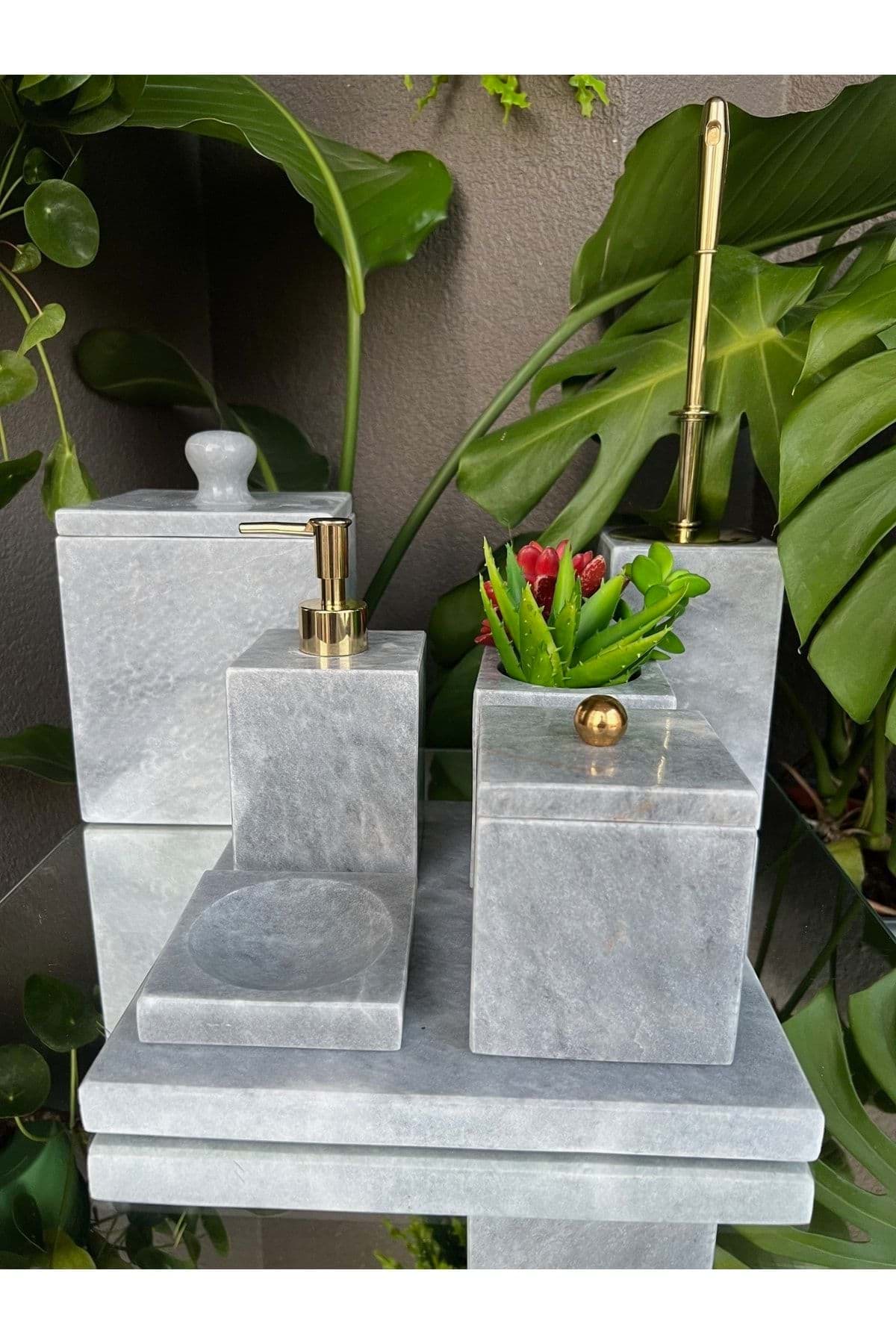 Dekoratif Gri Mermer Düz Kare Gold Detaylı 7'li Banyo Seti Takımı resmi