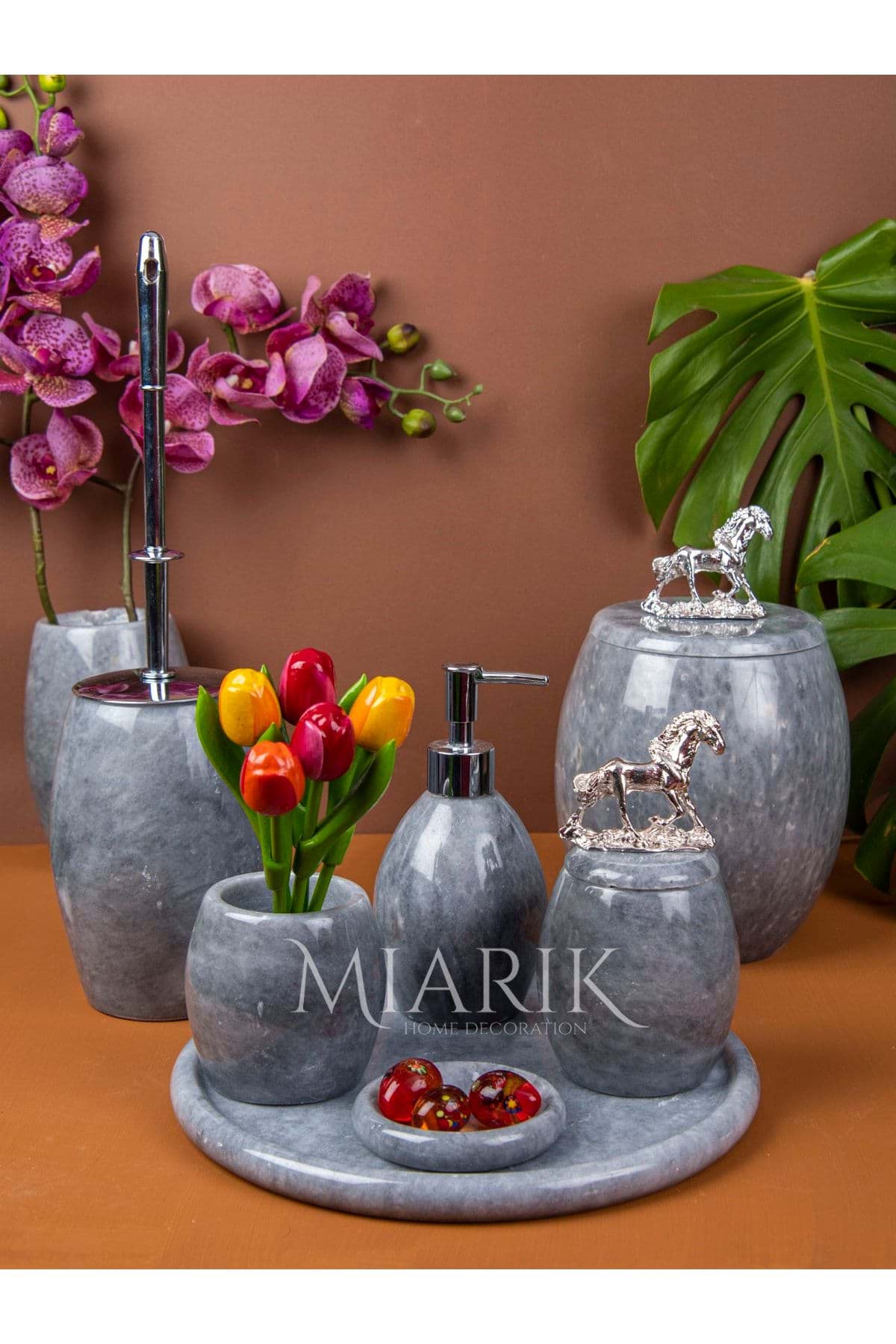 Dekoratif Gri Mermer Banyo Seti Takımı 7 Li Gümüş At Detaylı Tasarım Set resmi