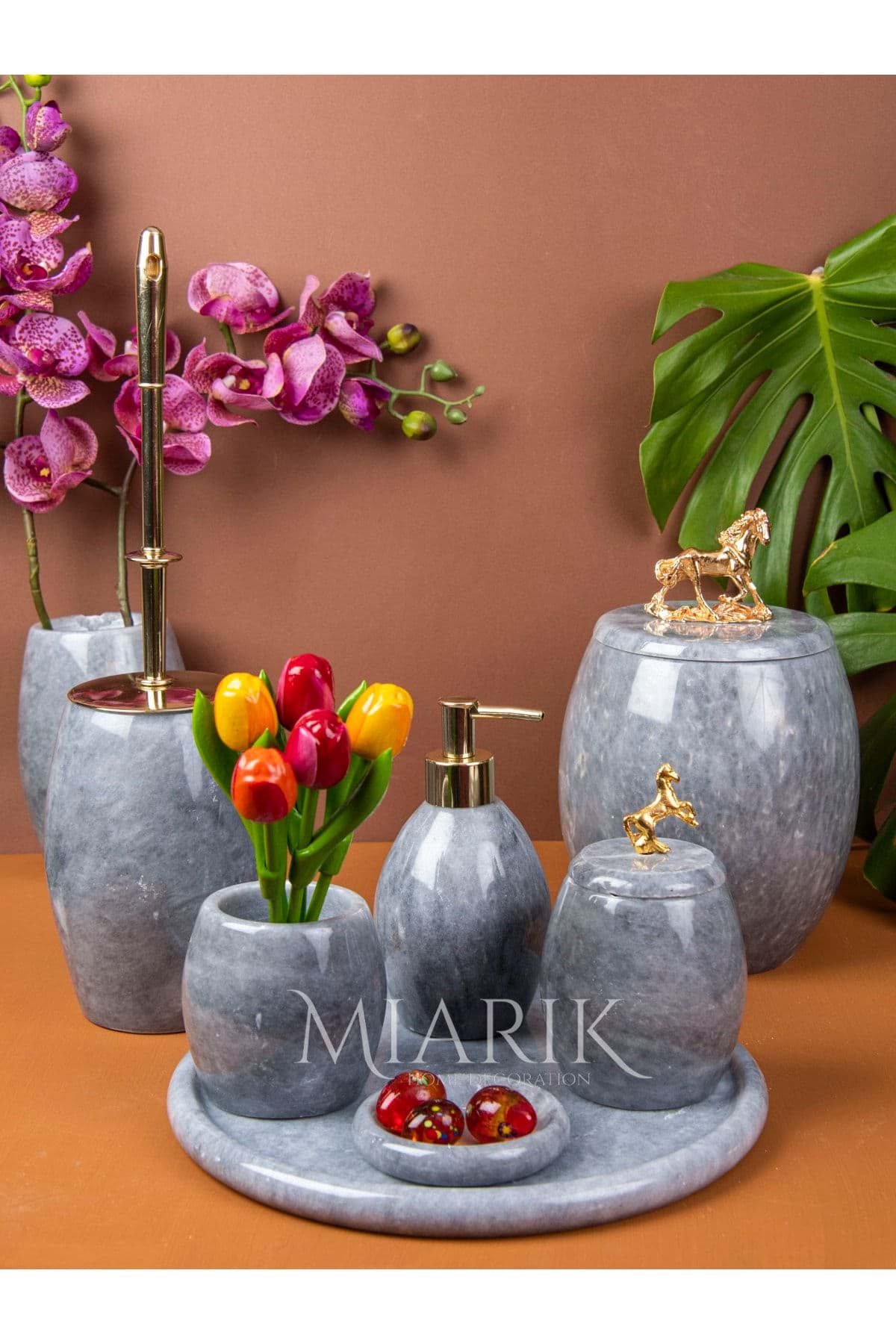 Dekoratif Gri Mermer Banyo Seti Takımı 7 Li Gold At Detaylı Tasarım Set resmi